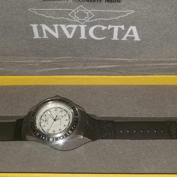 New invicta men's watch never worn box included - Picture 1 of 3